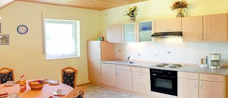Fridge, oven, stovetop, coffee/tea maker