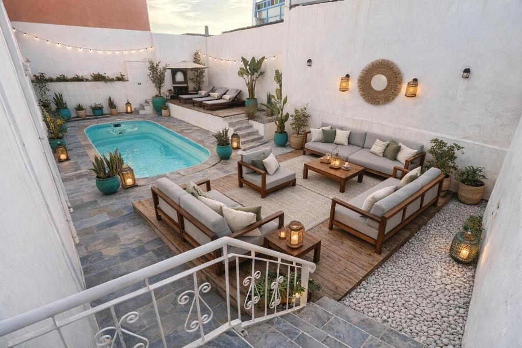 Una piscina al aire libre