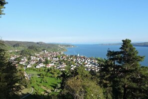 A coastal town with houses, a church, and a clear view of the sea. - Holiday apartment with 1 bedroom (Sipplingen)