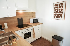 Fridge, microwave, oven, stovetop - Apartment in the city center with a view of the Vienne River (Chinon)
