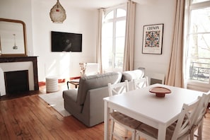 Smart TV, books - Apartment in the city center with a view of the Vienne River (Chinon)