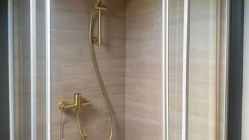 Dusche, Haartrockner, Handtücher, Seife