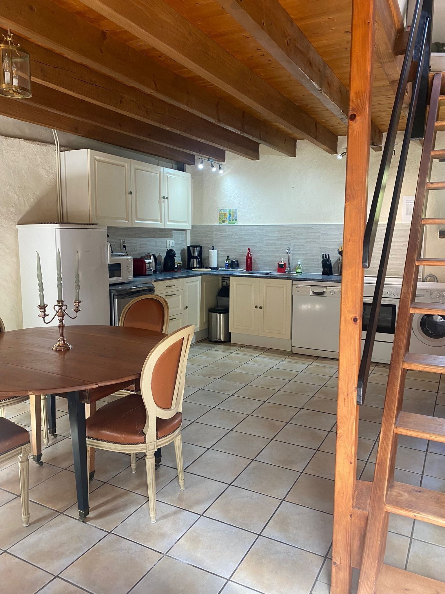 コーヒー / ティーメーカー、冷蔵庫、電子レンジ、オーブン