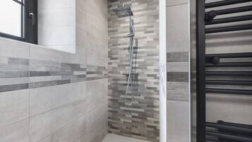 Douche, sèche-cheveux, serviettes fournies