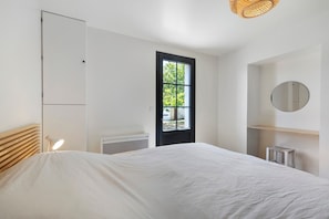 Tabla de planchar con plancha, wifi y ropa de cama 