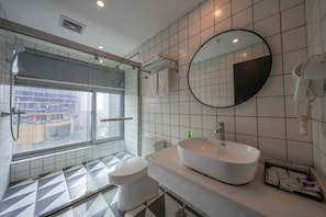 Buồng tắm vòi sen, máy sấy tóc, dép đi trong nhà, khăn tắm 