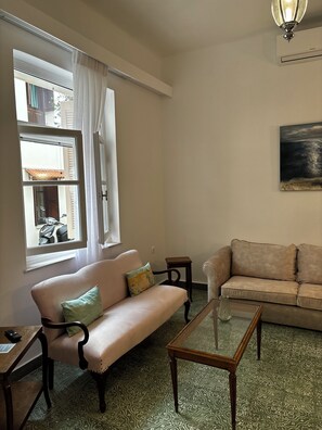 Living area - Larimar: a tranquil & luxurious 3-bedroom apartment at the heart of Rethymno. (Rethymno)
