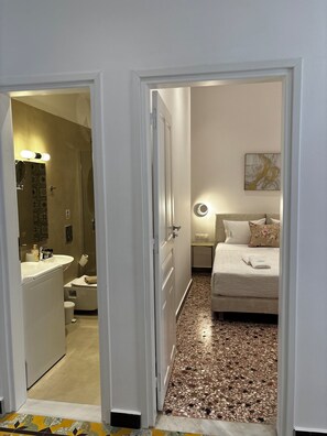 Bathroom - Larimar: a tranquil & luxurious 3-bedroom apartment at the heart of Rethymno. (Rethymno)