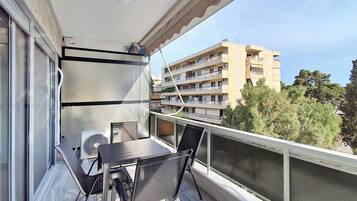 Appartement, balkon, uitzicht op zee | Buiten dineren
