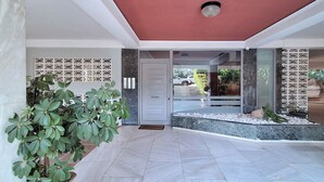 A modern entrance with a red ceiling, a door, and a tiled floor. - Elegant Apt at Alimos Marina Sea View (Alimos)
