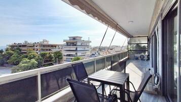 Appartement, balkon, uitzicht op zee | Buiten dineren