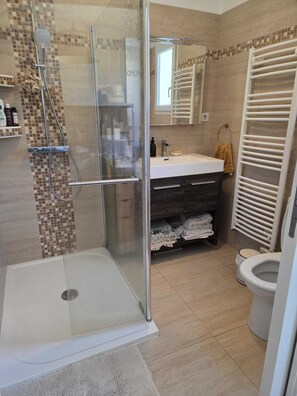 Bruser, hårtørrer, håndklæder, Toiletpapir