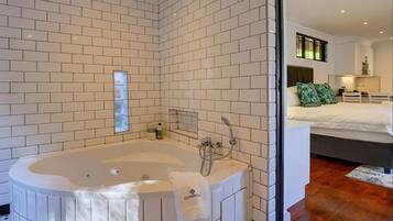 Superior Double or Twin Room, Garden View | Bathroom
