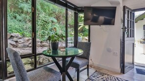 Comfort Double Room, Garden View | Dining - Cloverleigh Guest House (George)