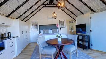 Superior Suite, Lagoon View | Interior