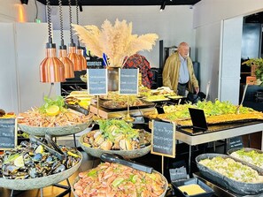 Ein Buffet mit verschiedenen Meeresfrüchten, darunter Muscheln, Garnelen und Krabben.