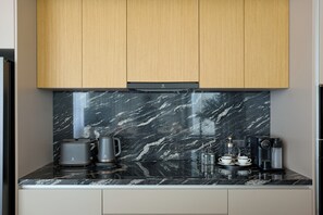 Deluxe Villa, 3 Bedrooms, Private Pool, Pool View | Dapur peribadi | Peti sejuk/penyejuk beku saiz penuh, ketuhar gelombang mikro, dapur 