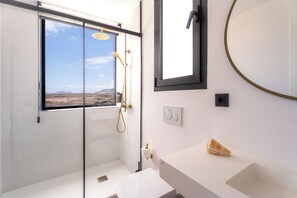 Hair dryer, towels, soap, toilet paper - Vrbo Property (El Cotillo)