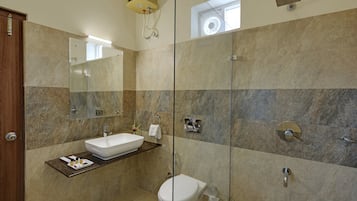 Deluxe Room | Bathroom | Free toiletries, towels, soap, shampoo