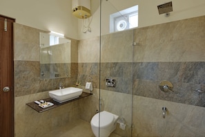Deluxe kamer | Badkamer | Gratis toiletartikelen, handdoeken, zeep, shampoo
