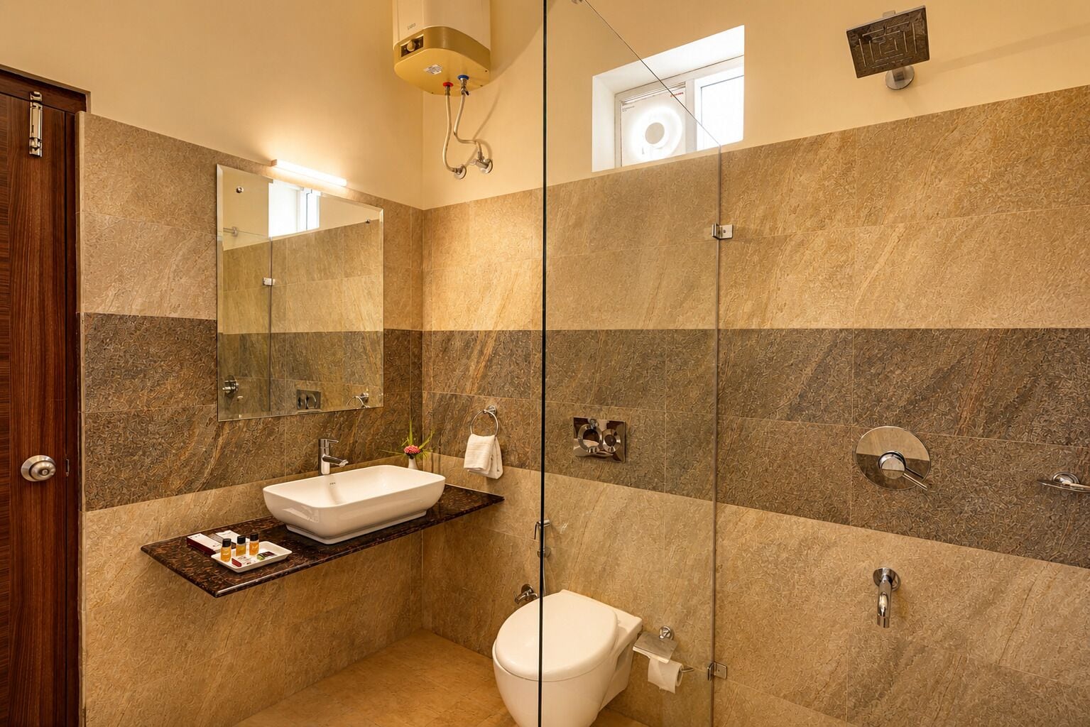 Ein Badezimmer mit Duschkabine, freistehender Waschtisch und Toilette.