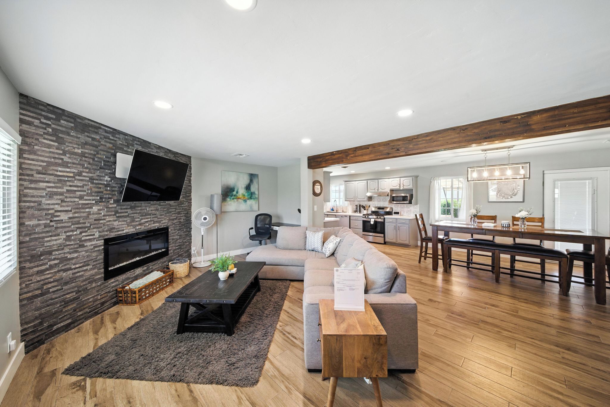 Smart TV, fireplace