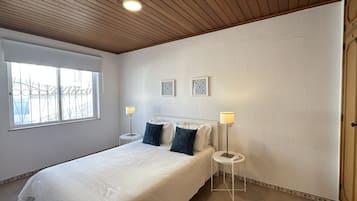 4 bedrooms, iron/ironing board, free WiFi, bed sheets