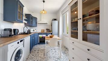 Coffee/tea maker, fridge, microwave, oven