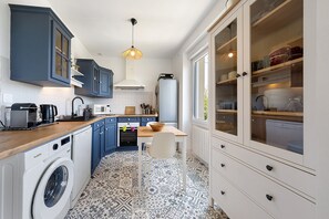 Cafetera y tetera, refrigerador, microondas y horno 