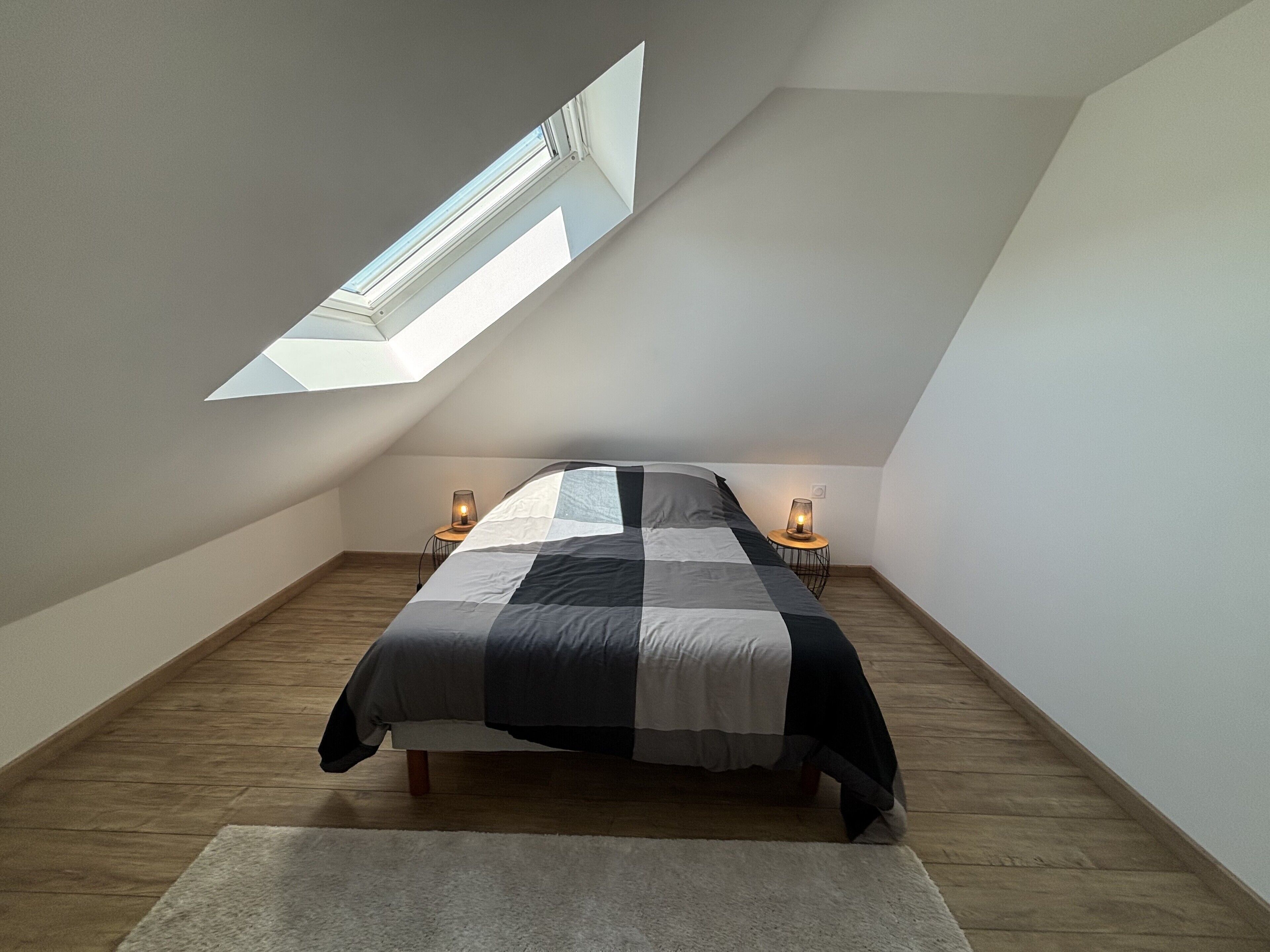 Tabla de planchar con plancha, wifi y ropa de cama 
