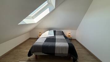Tabla de planchar con plancha, wifi y ropa de cama