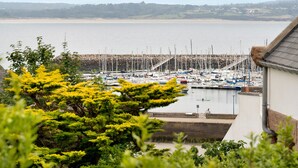 Ein Yachthafen mit Booten, einer Brücke und Blick aufs Wasser.