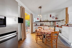 Coffee/tea maker, fridge, microwave, oven - Family Home in Morgat, Enclosed Garden, 2 Minutes from the Beach (Crozon)