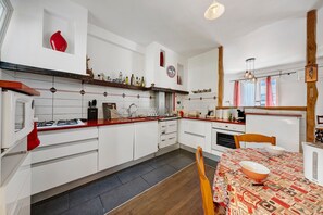 Coffee/tea maker, fridge, microwave, oven