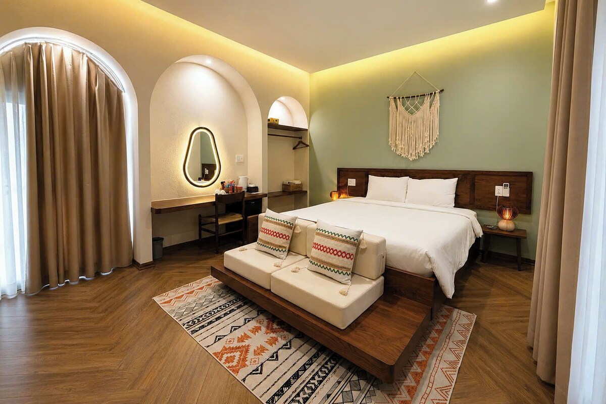 Economy Double Room | Minibar, WiFi (free), bed sheets