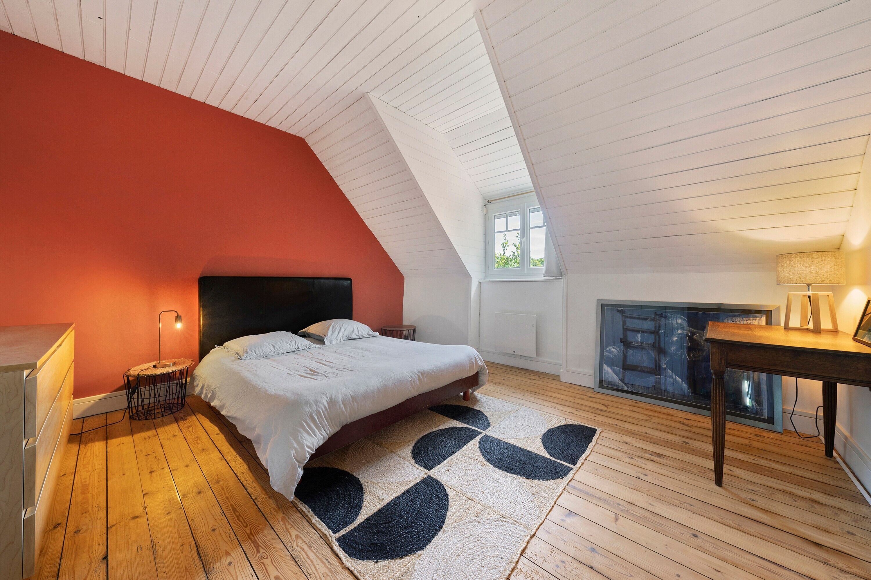 Tabla de planchar con plancha, wifi, ropa de cama