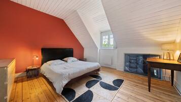 Tabla de planchar con plancha, wifi, ropa de cama
