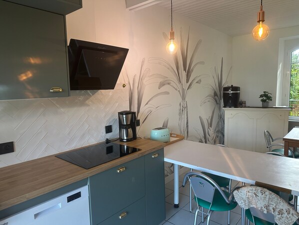 Una cucina moderna con un forno a microonde, una macchina da caffè e un tostapane sul piano di lavoro.