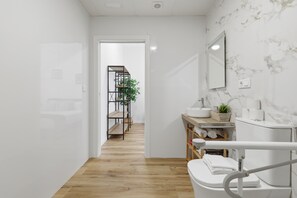 Hair dryer, towels, soap, toilet paper - Bright Loft | Fully Equipped | Smart TV | AC | Sleeps 2 (Torrefiel)