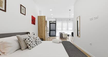 Bright Loft | Fully Equipped | Smart TV | AC | Sleeps 2