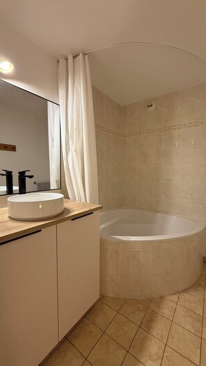 Bathroom - 🏡 Le Birdie – Studio with Balcony Between Lake and Mountains (Giez)
