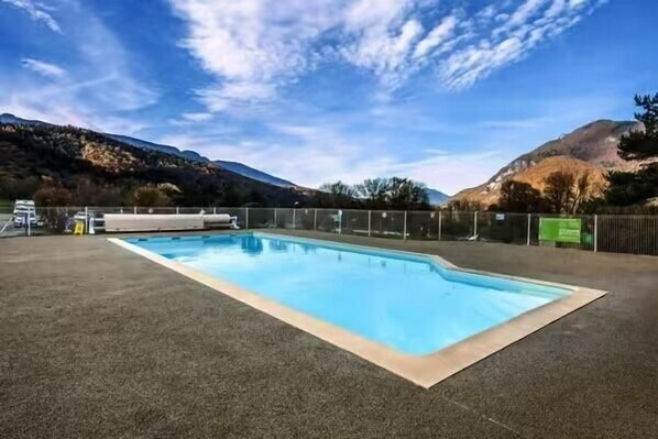 Pool - 🏡 Le Birdie – Studio with Balcony Between Lake and Mountains (Giez)