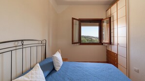 A bedroom with a bed, a window, and a wardrobe. - Casa Luna e Sole by Wonderful Italy (Maiorca)