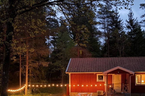 Gemütliche Abendstimmung am Ferienhaus im Wald von Schweden