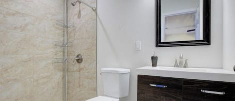 Haartrockner, Handtücher, Seife, Toilettenpapier