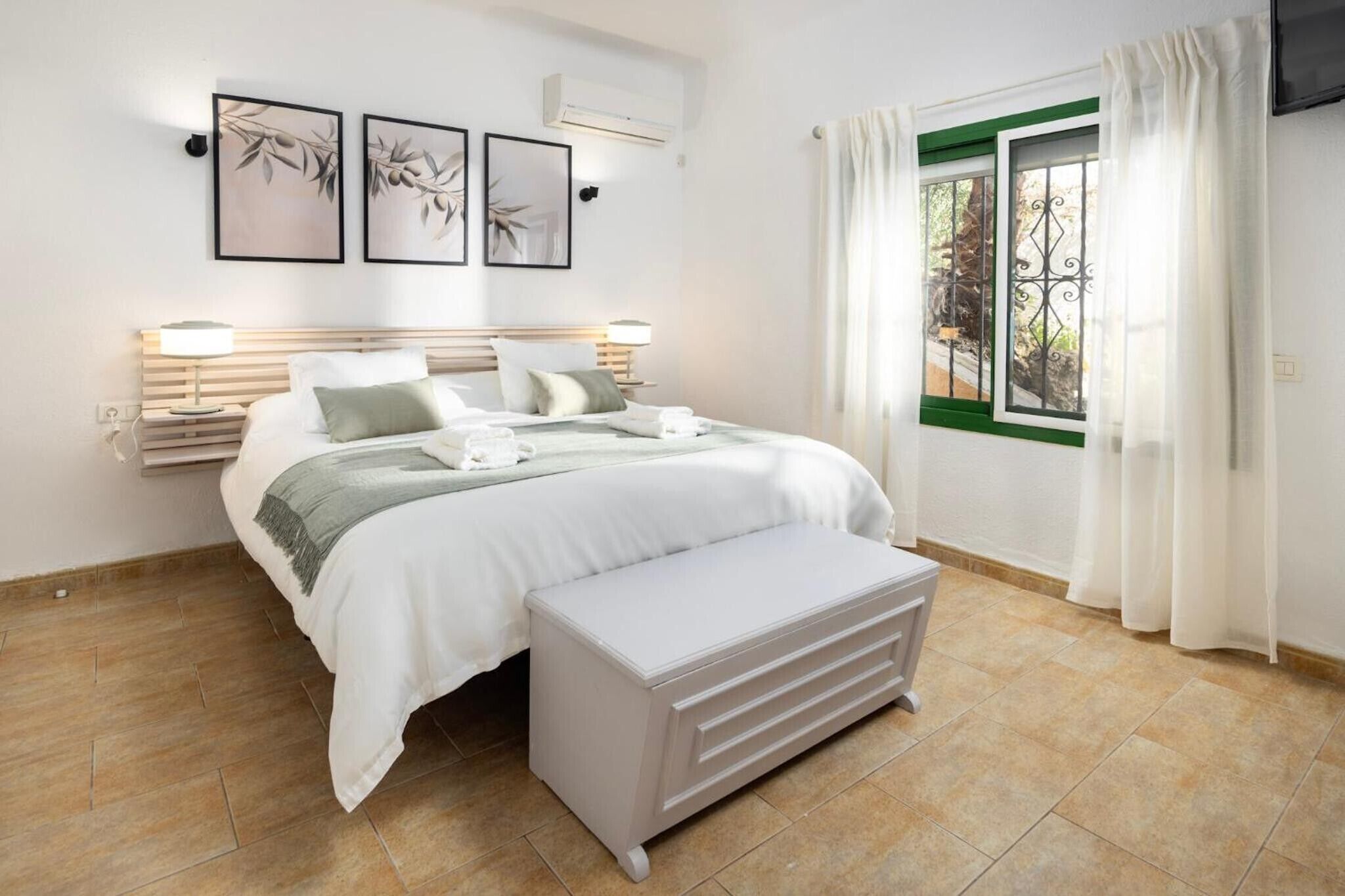 Tabla de planchar con plancha, wifi y ropa de cama 