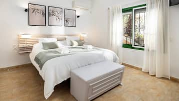Tabla de planchar con plancha, wifi y ropa de cama