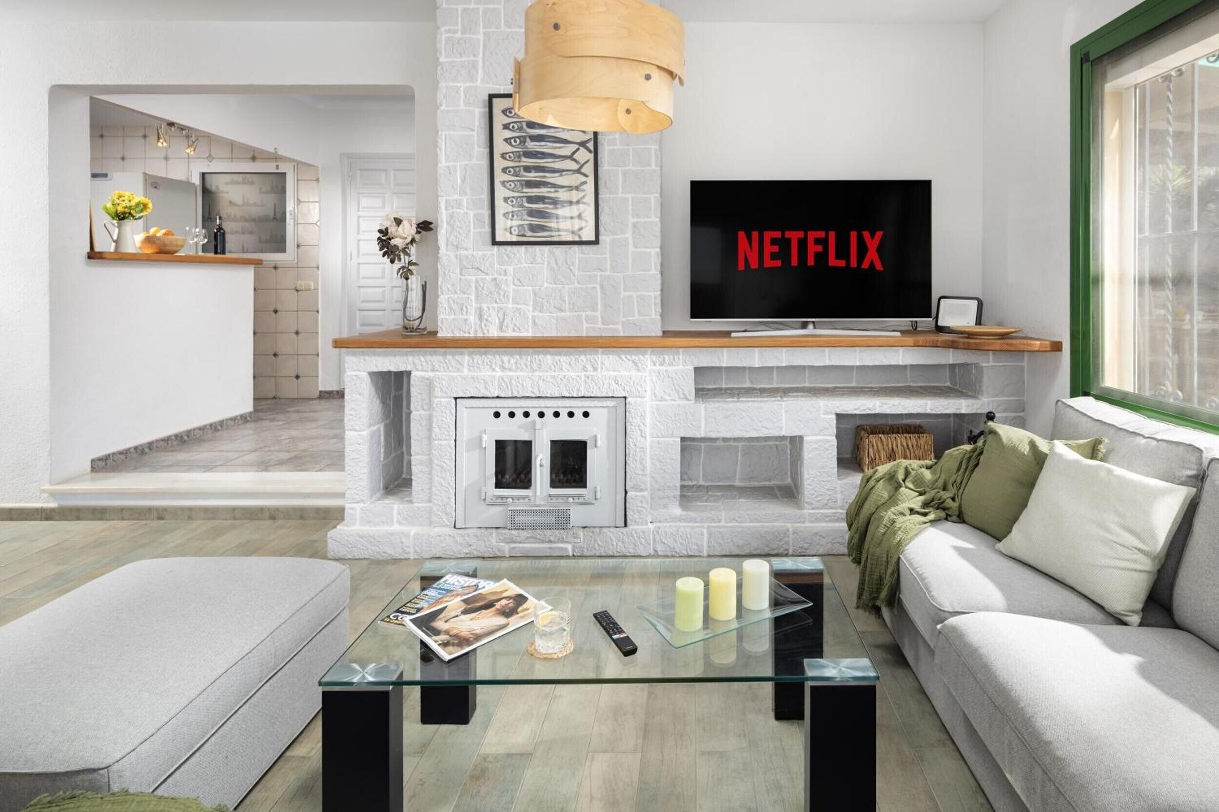 TV, fireplace