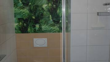 Douche, sèche-cheveux, serviettes fournies