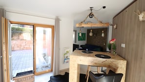 Une cuisine moderne avec un plan de travail en bois, un luminaire suspendu et un élément de décoration murale de style rustique.
